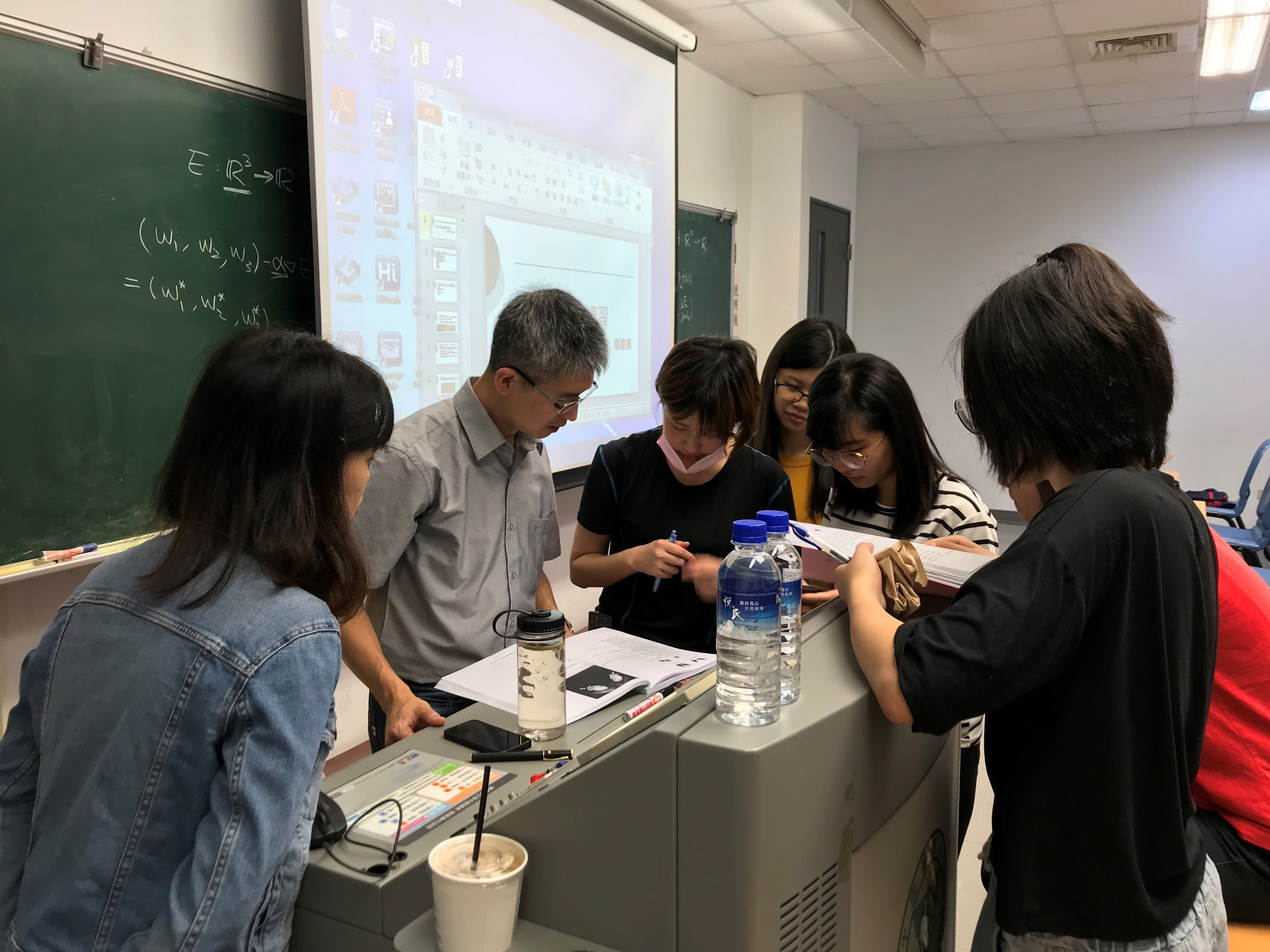 課後同學們積極與辜老師討論